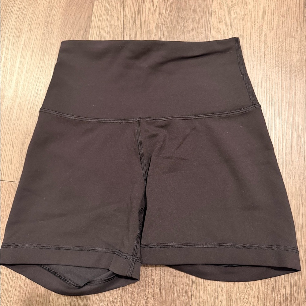 lululemon athletica Wunder train contour fit shorts 4”